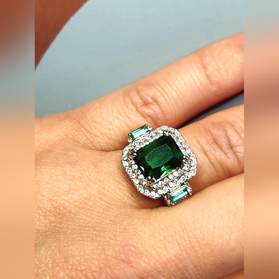 Fashion Vintage Ring. Stainless Steel Hypoallergenic. Real Cubic Zirconia Green